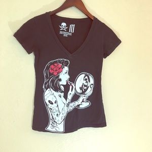 Small cotton graphic tee v neck skull girl mirror